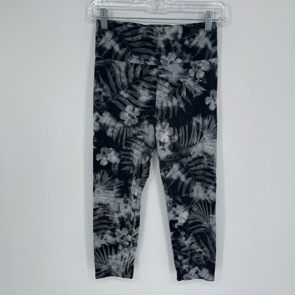 No Boundaries Junior'sā Black Floral Tropical Print Capri Leggings Size M 7-9